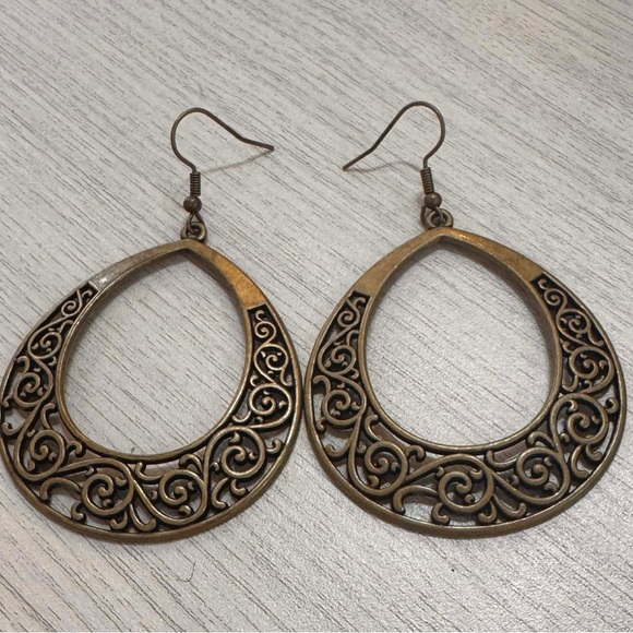 Jewelry - Elegant Swirl Earrings